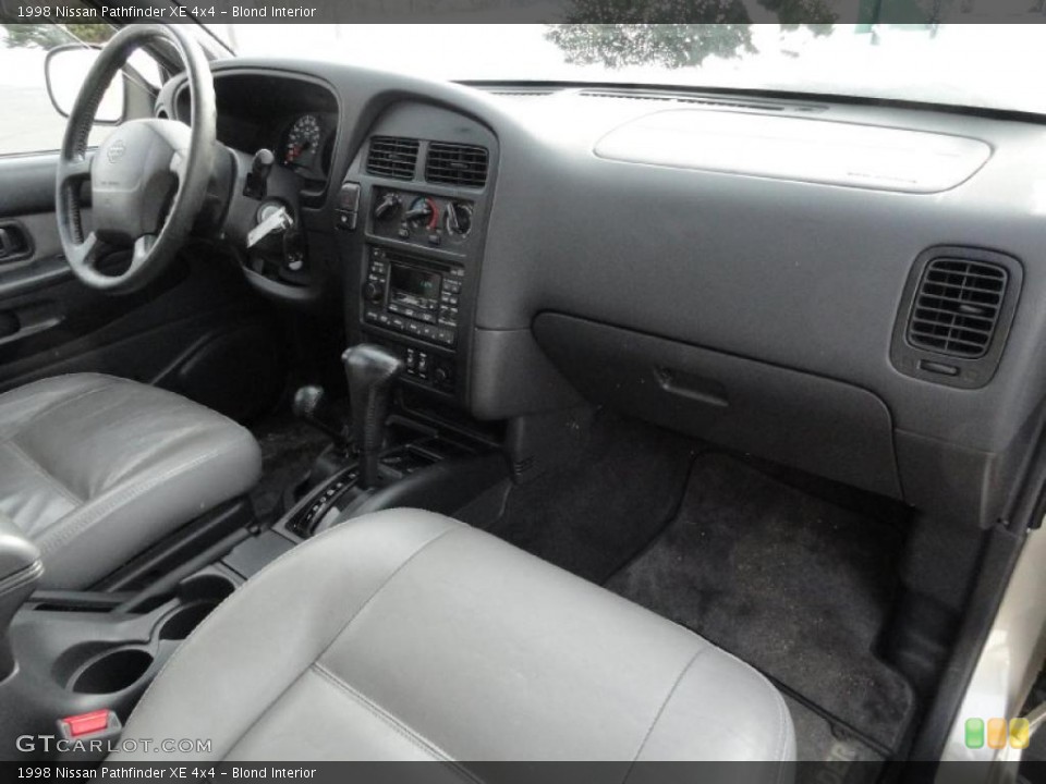 Blond Interior Photo for the 1998 Nissan Pathfinder XE 4x4 #43648327