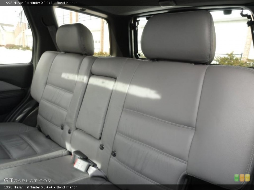 Blond Interior Photo for the 1998 Nissan Pathfinder XE 4x4 #43648375