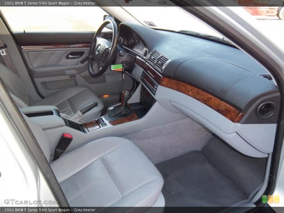 Grey Interior Dashboard for the 2001 BMW 5 Series 540i Sport Wagon #43825615