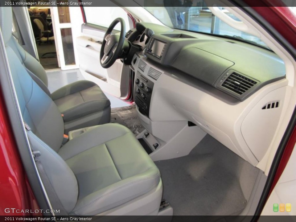 Aero Gray Interior Photo for the 2011 Volkswagen Routan SE #44219917