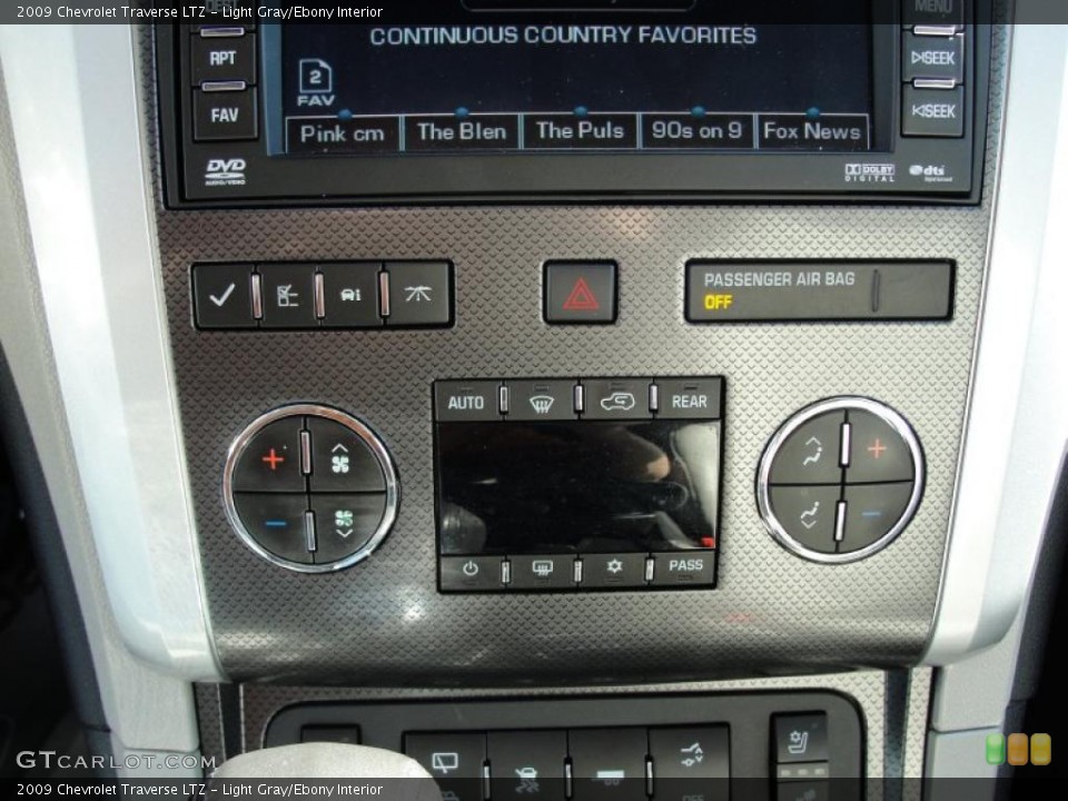 Light Gray/Ebony Interior Controls for the 2009 Chevrolet Traverse LTZ #44243341