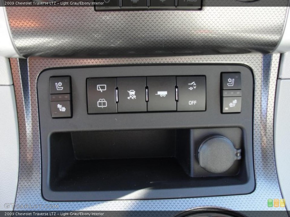 Light Gray/Ebony Interior Controls for the 2009 Chevrolet Traverse LTZ #44243369