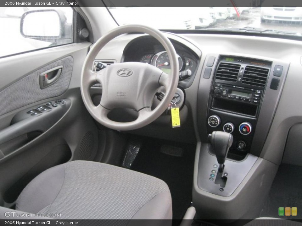 Gray Interior Dashboard for the 2006 Hyundai Tucson GL #44271660