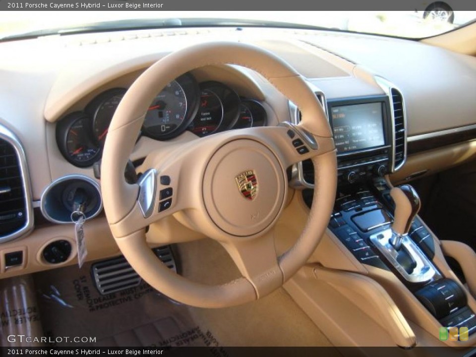 Luxor Beige Interior Dashboard for the 2011 Porsche Cayenne S Hybrid #44301491