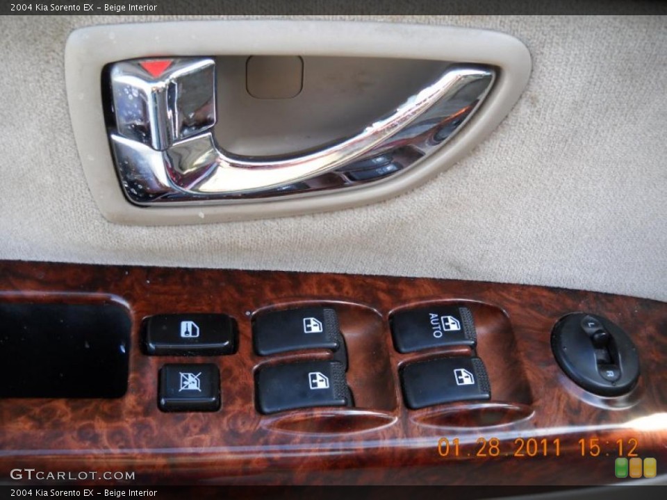 Beige Interior Controls for the 2004 Kia Sorento EX #44388546