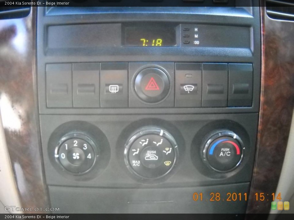 Beige Interior Controls for the 2004 Kia Sorento EX #44388634