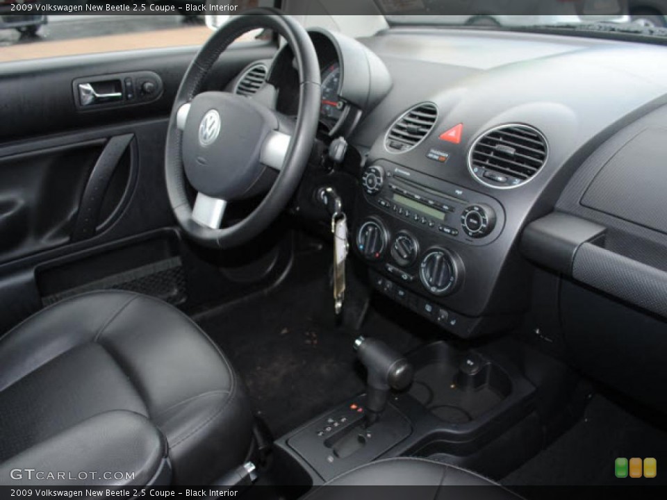 Black Interior Dashboard for the 2009 Volkswagen New Beetle 2.5 Coupe #44661927