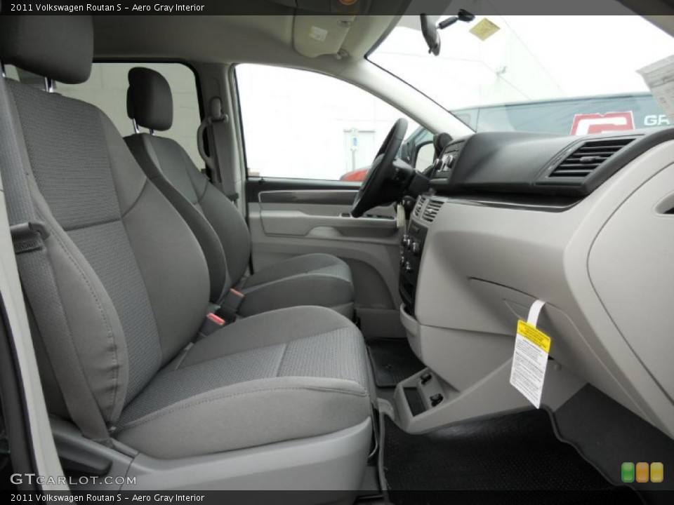 Aero Gray Interior Photo for the 2011 Volkswagen Routan S #44727845