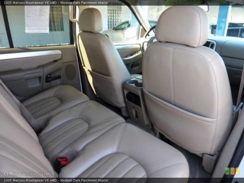 Medium Dark Parchment Interior Photo for the 2005 Mercury Mountaineer V6 AWD #44792212