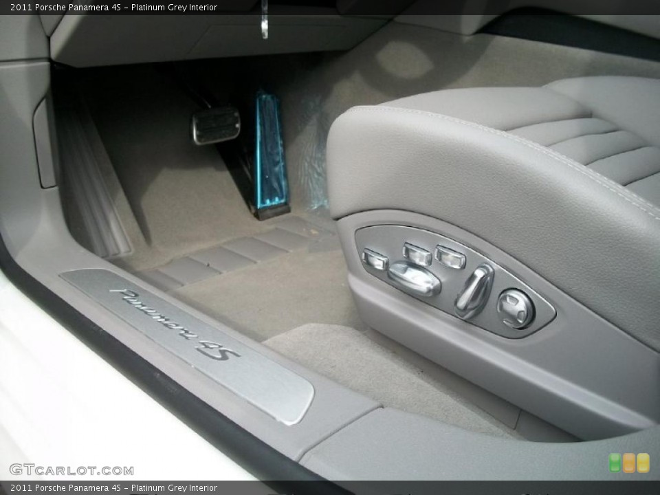 Platinum Grey Interior Controls for the 2011 Porsche Panamera 4S #44816732