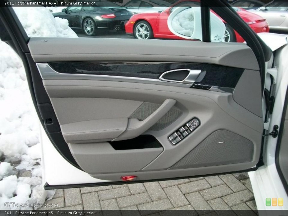 Platinum Grey Interior Door Panel for the 2011 Porsche Panamera 4S #44817760