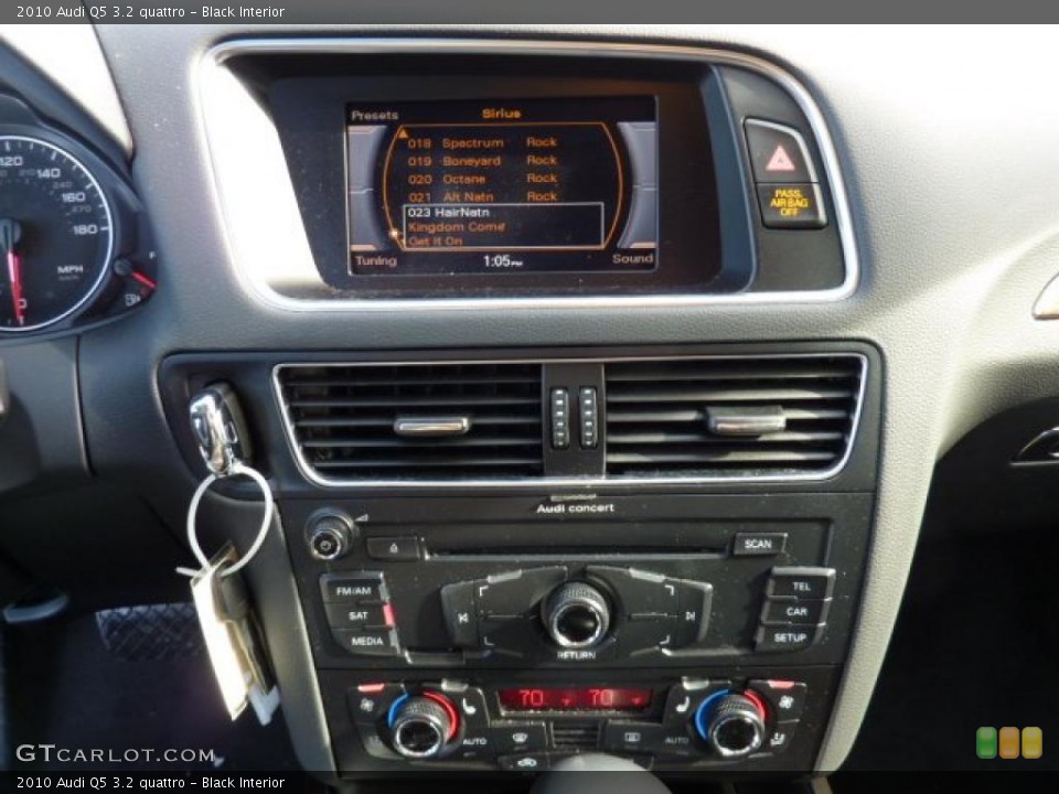 Black Interior Controls for the 2010 Audi Q5 3.2 quattro #44838624