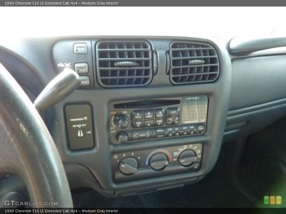 Medium Gray Interior Controls for the 1999 Chevrolet S10 LS Extended Cab 4x4 #44869074