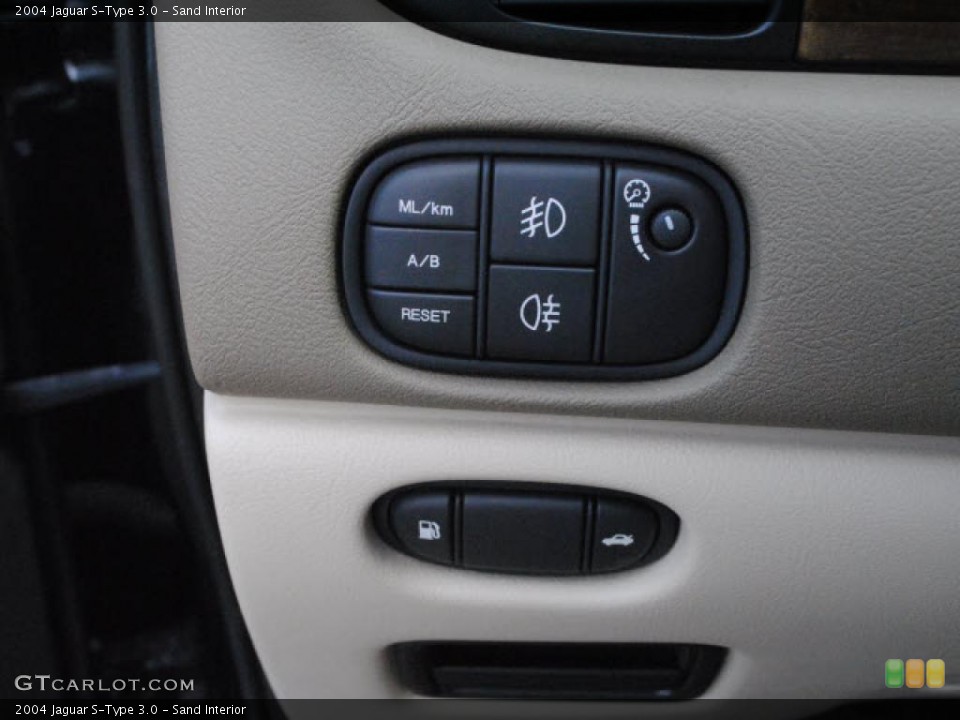 Sand Interior Controls for the 2004 Jaguar S-Type 3.0 #44892921