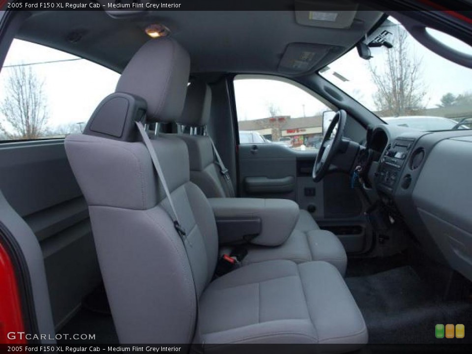 Medium Flint Grey Interior Photo for the 2005 Ford F150 XL Regular Cab #44978337