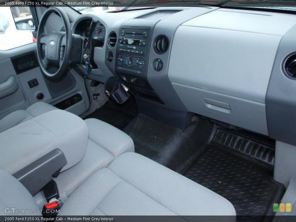 Medium Flint Grey Interior Photo for the 2005 Ford F150 XL Regular Cab #44978353