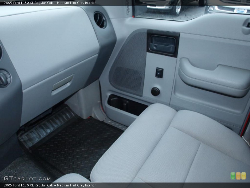 Medium Flint Grey Interior Photo for the 2005 Ford F150 XL Regular Cab #44978397