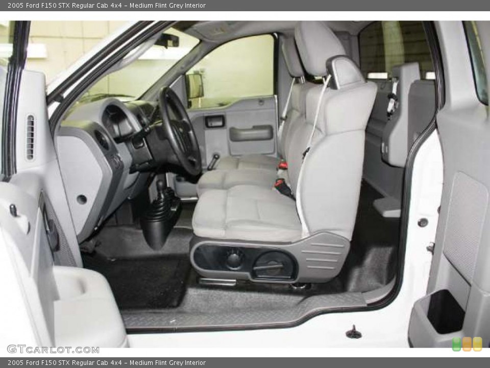 Medium Flint Grey Interior Photo for the 2005 Ford F150 STX Regular Cab 4x4 #45042489