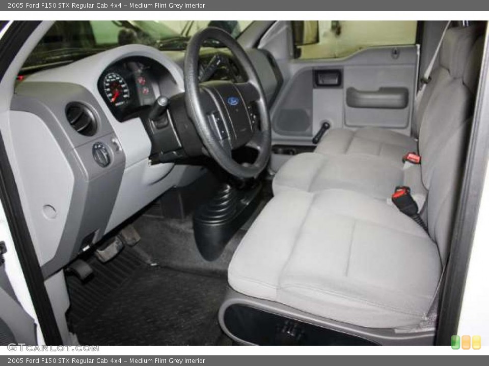 Medium Flint Grey Interior Photo for the 2005 Ford F150 STX Regular Cab 4x4 #45042507
