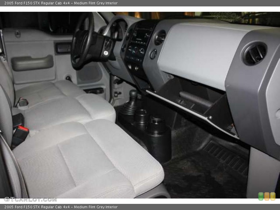 Medium Flint Grey Interior Photo for the 2005 Ford F150 STX Regular Cab 4x4 #45042521