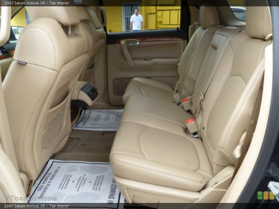 Tan Interior Photo for the 2007 Saturn Outlook XR #45137191