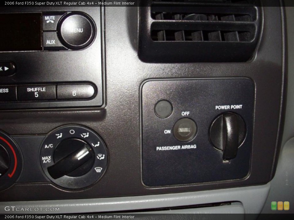 Medium Flint Interior Controls for the 2006 Ford F350 Super Duty XLT Regular Cab 4x4 #45139171