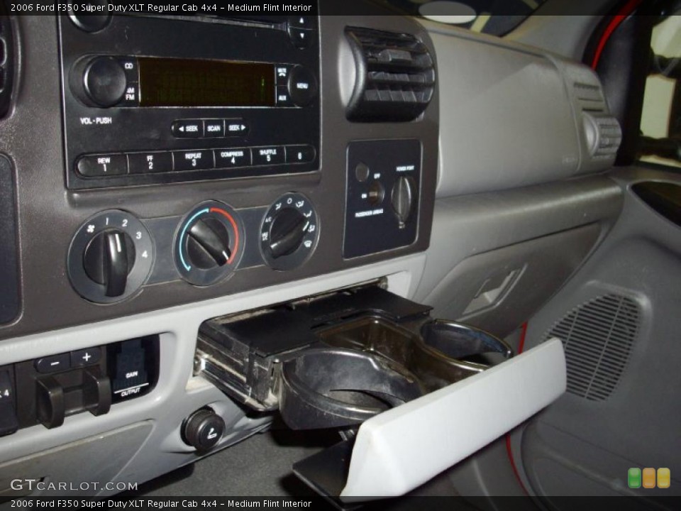 Medium Flint Interior Controls for the 2006 Ford F350 Super Duty XLT Regular Cab 4x4 #45139195