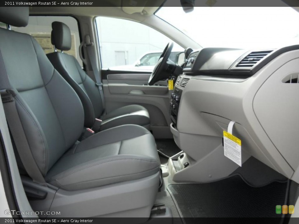 Aero Gray Interior Photo for the 2011 Volkswagen Routan SE #45163535
