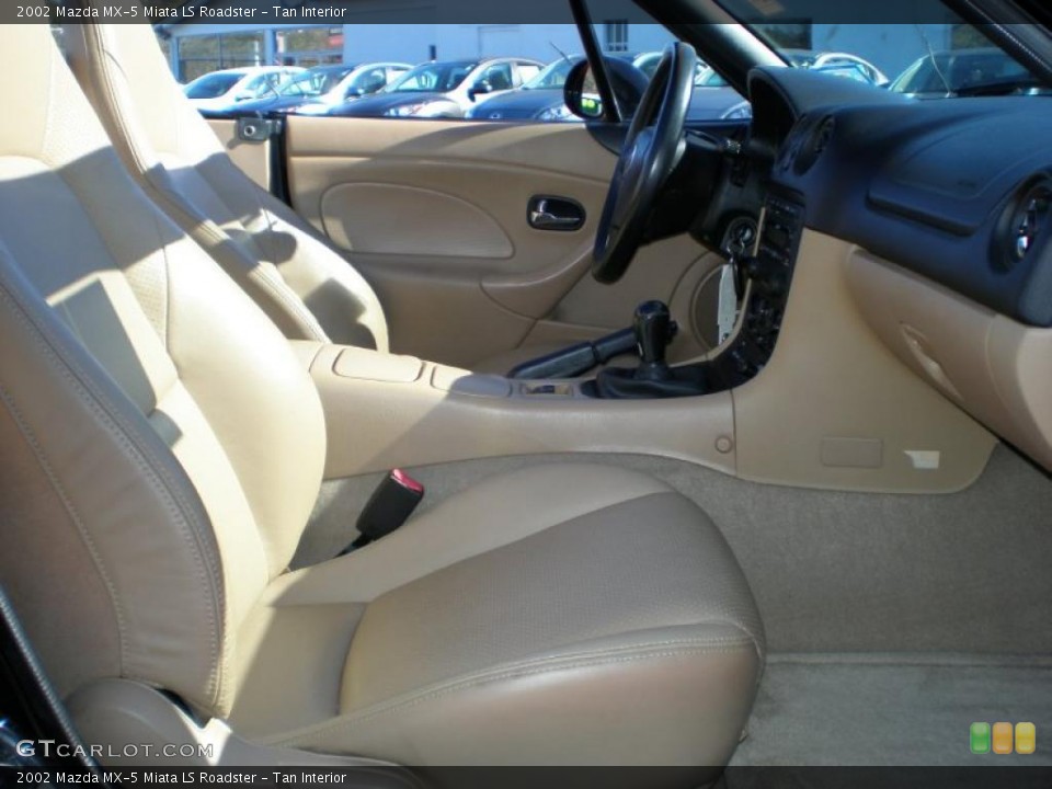 Tan Interior Photo for the 2002 Mazda MX-5 Miata LS Roadster #45194549