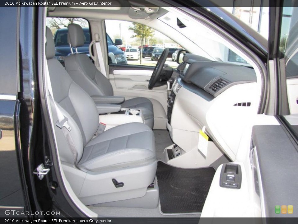 Aero Gray Interior Photo for the 2010 Volkswagen Routan SEL Premium #45234325