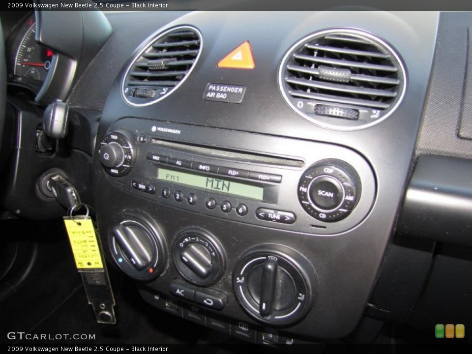 Black Interior Controls for the 2009 Volkswagen New Beetle 2.5 Coupe #45236837