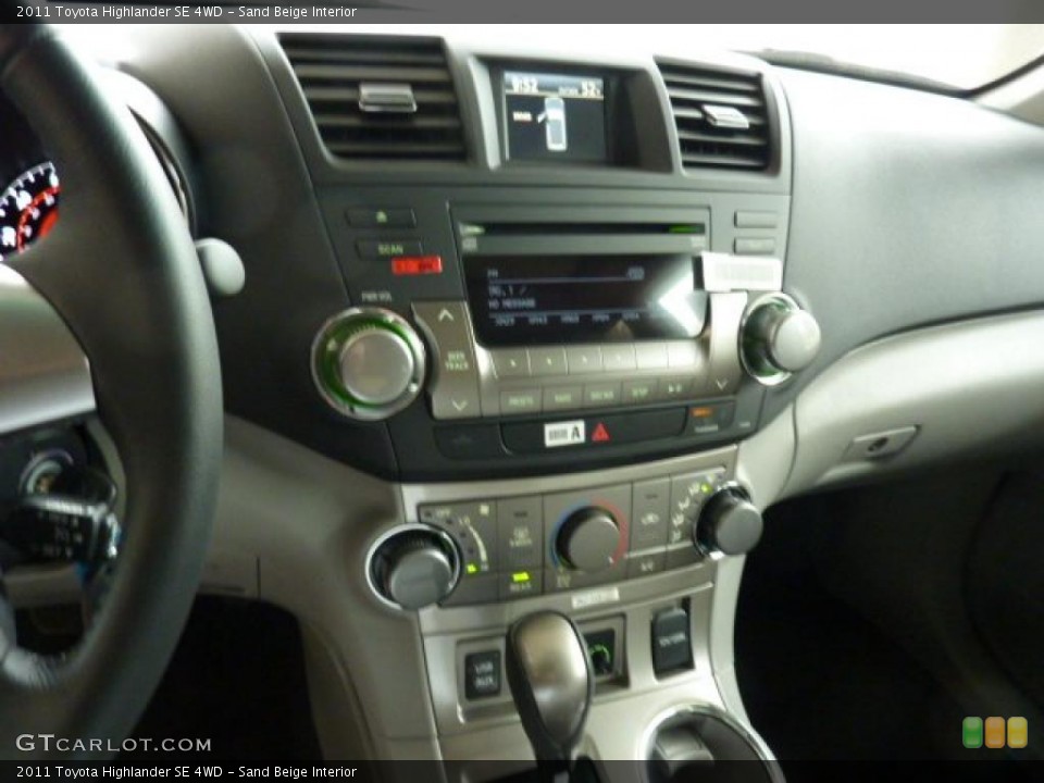 Sand Beige Interior Controls for the 2011 Toyota Highlander SE 4WD #45442947