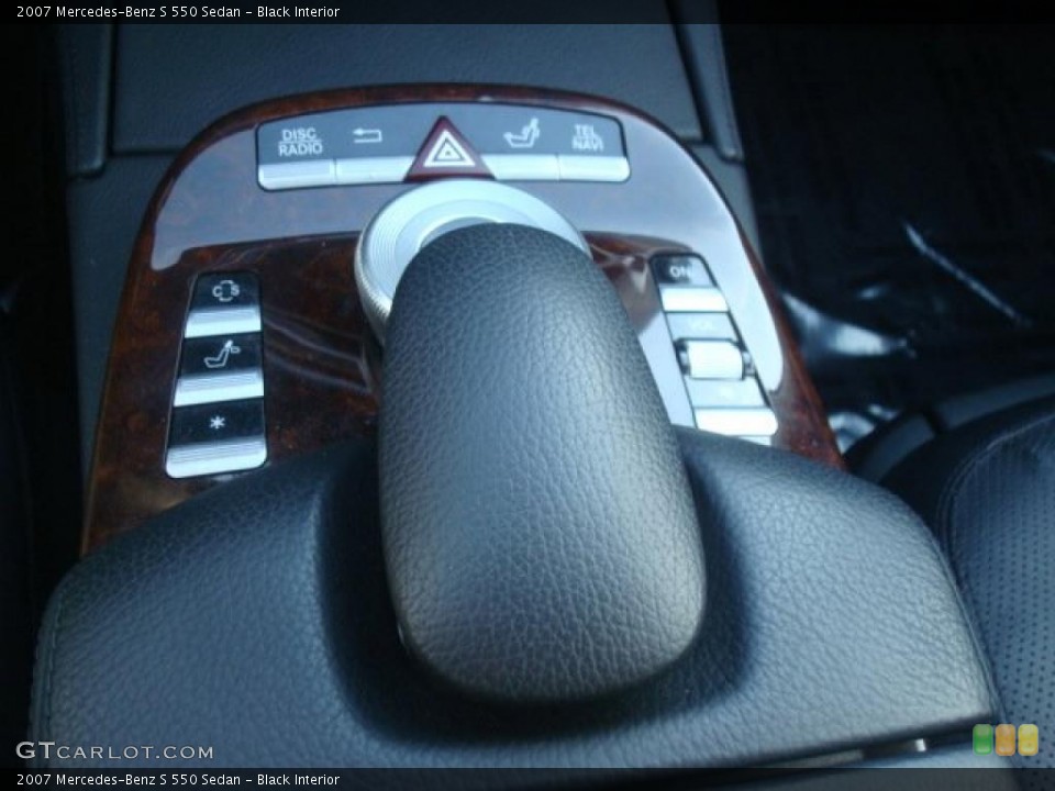 Black Interior Controls for the 2007 Mercedes-Benz S 550 Sedan #45471788