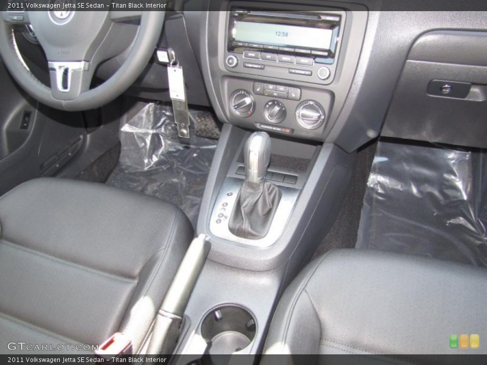 Titan Black Interior Controls for the 2011 Volkswagen Jetta SE Sedan #45503967
