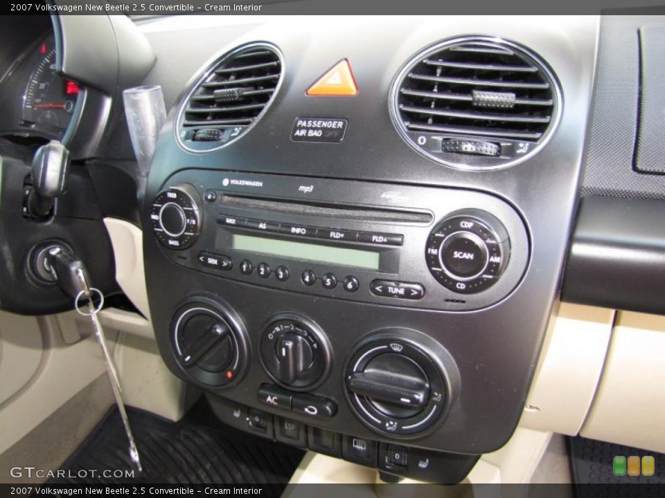 Cream Interior Controls for the 2007 Volkswagen New Beetle 2.5 Convertible #45504959
