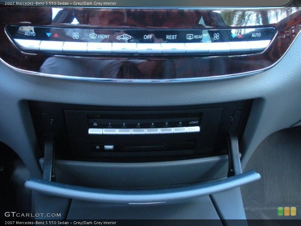 Grey/Dark Grey Interior Controls for the 2007 Mercedes-Benz S 550 Sedan #45547164