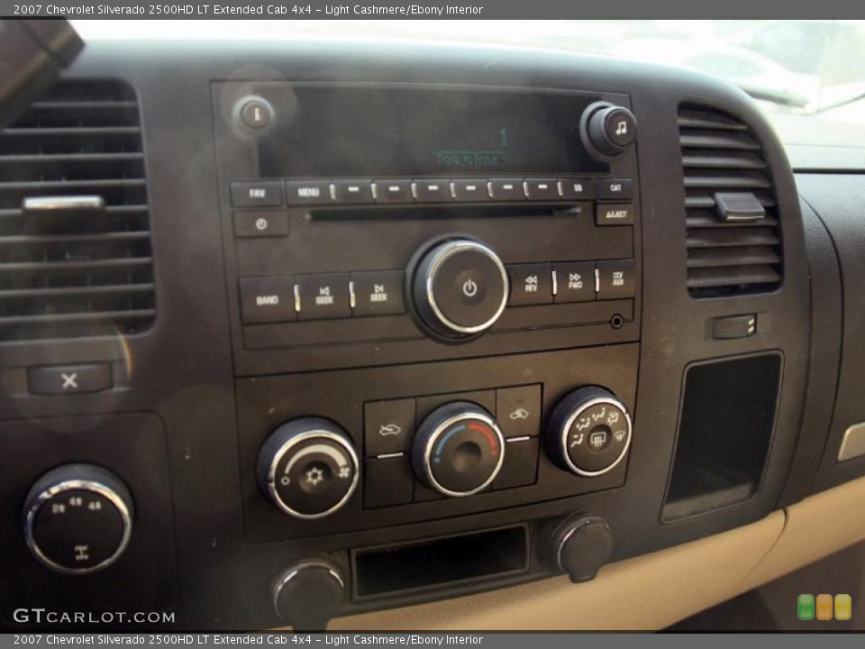 Light Cashmere/Ebony Interior Controls for the 2007 Chevrolet Silverado 2500HD LT Extended Cab 4x4 #45570097