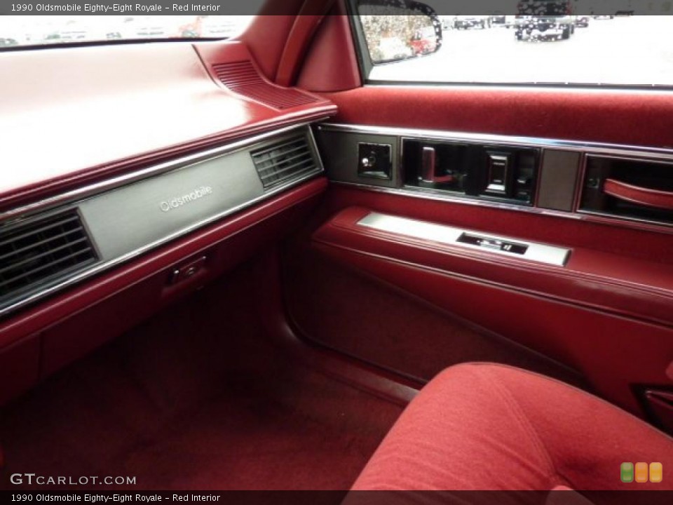 Red Interior Photo for the 1990 Oldsmobile Eighty-Eight Royale #45681102