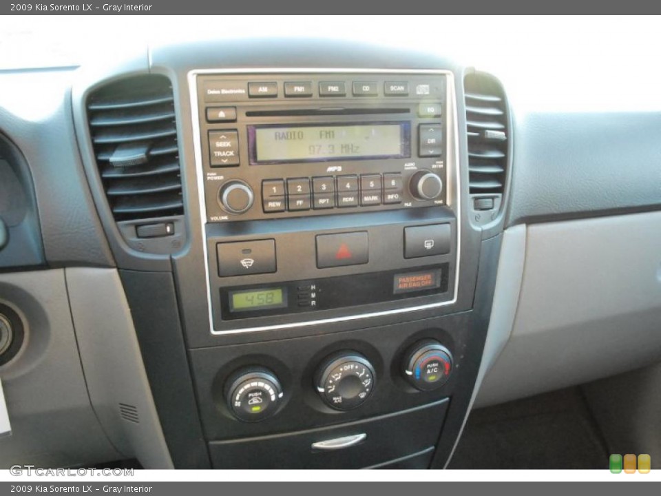 Gray Interior Controls for the 2009 Kia Sorento LX #45729022