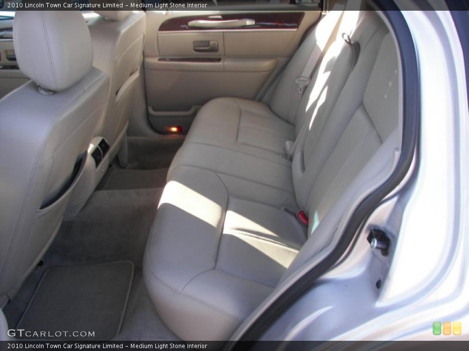 Medium Light Stone Interior Photo for the 2010 Lincoln Town Car Signature Limited #45739942