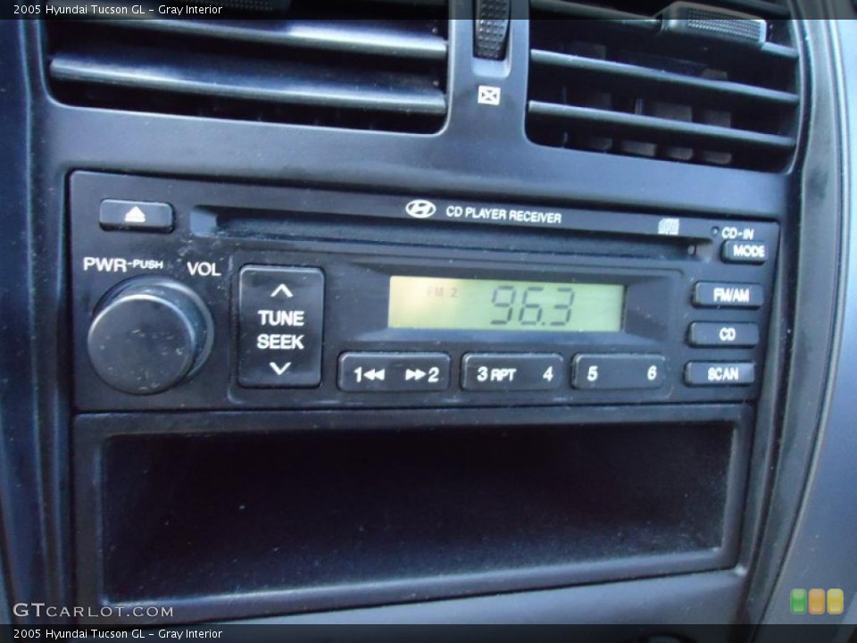 Gray Interior Controls for the 2005 Hyundai Tucson GL #45765000