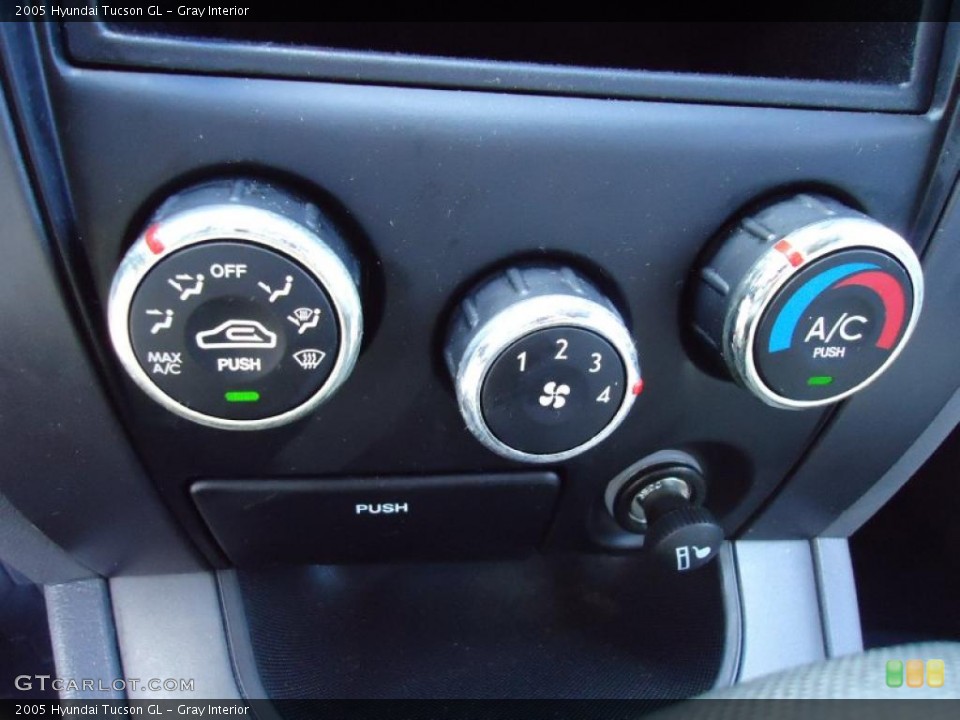 Gray Interior Controls for the 2005 Hyundai Tucson GL #45765012