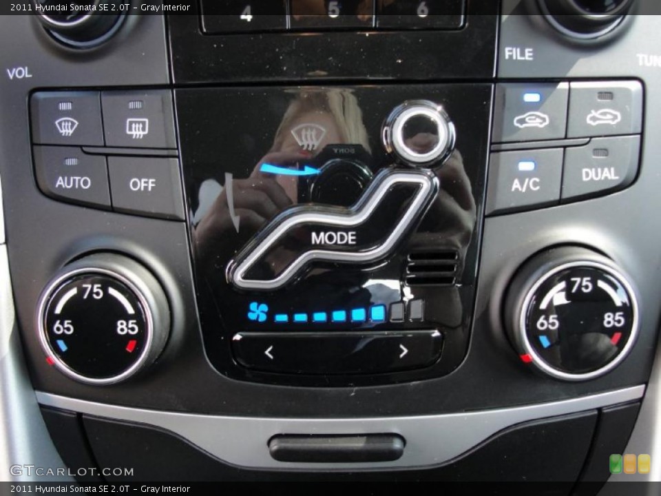 Gray Interior Controls for the 2011 Hyundai Sonata SE 2.0T #45815213