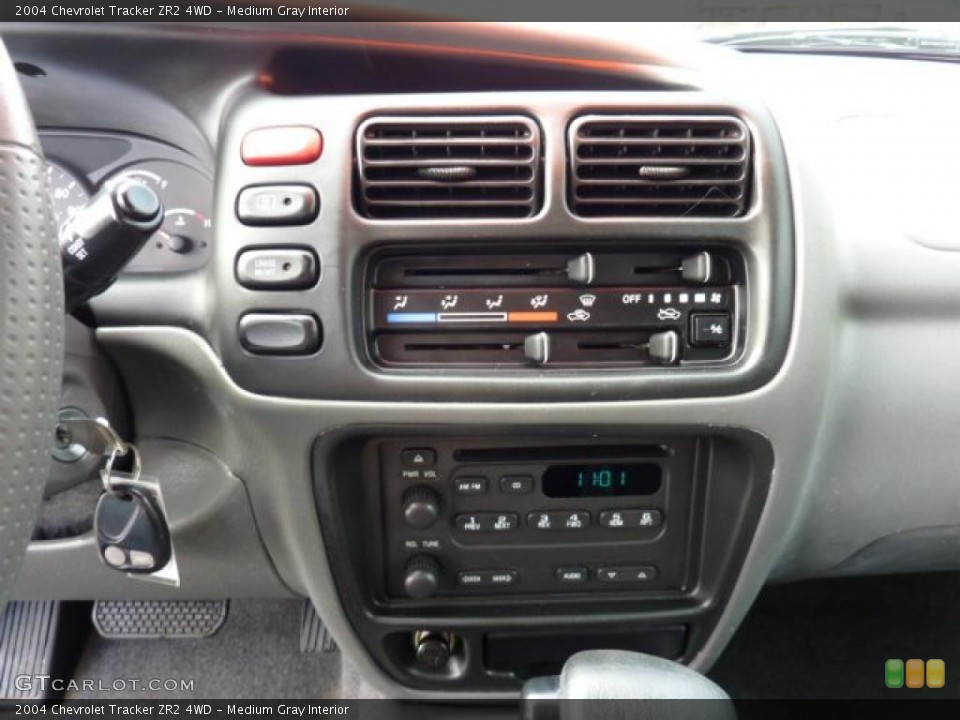 Medium Gray Interior Controls for the 2004 Chevrolet Tracker ZR2 4WD #45886703