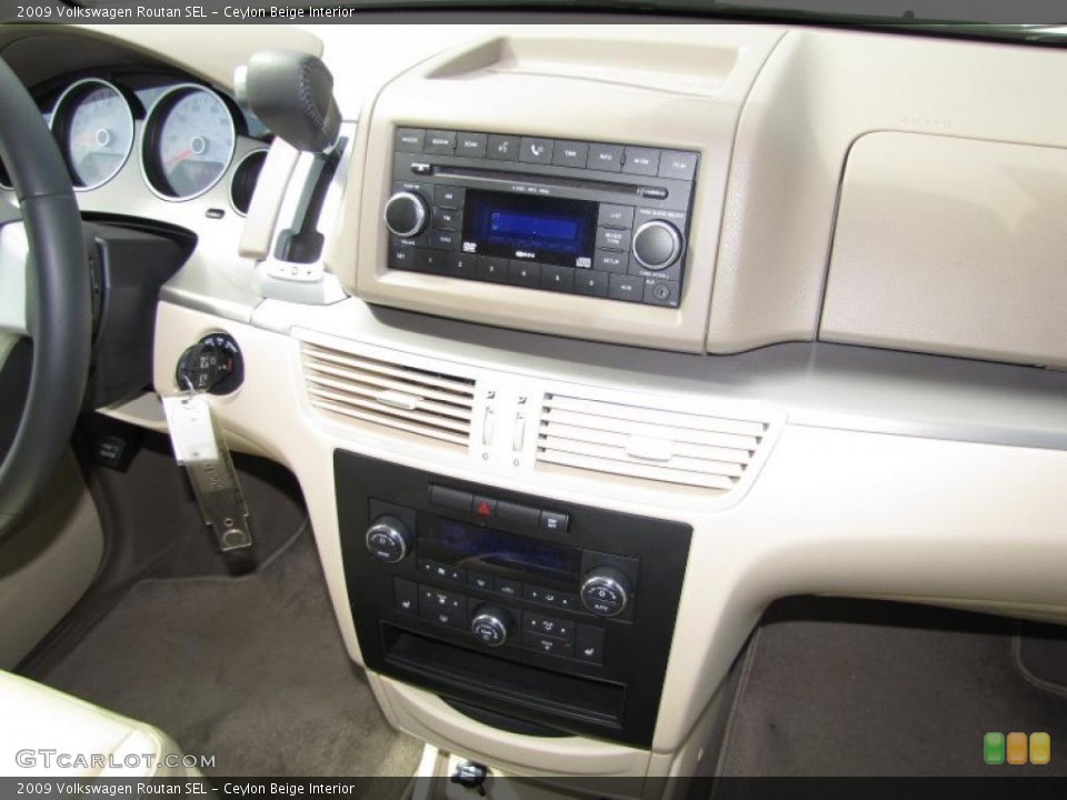 Ceylon Beige Interior Controls for the 2009 Volkswagen Routan SEL #45892356