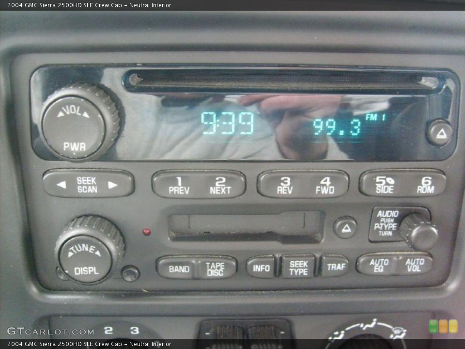 Neutral Interior Controls for the 2004 GMC Sierra 2500HD SLE Crew Cab #45919605