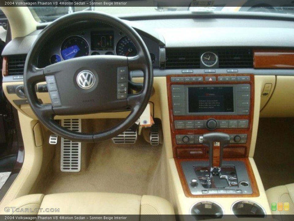 Sonnen Beige Interior Dashboard for the 2004 Volkswagen Phaeton V8 4Motion Sedan #45951525