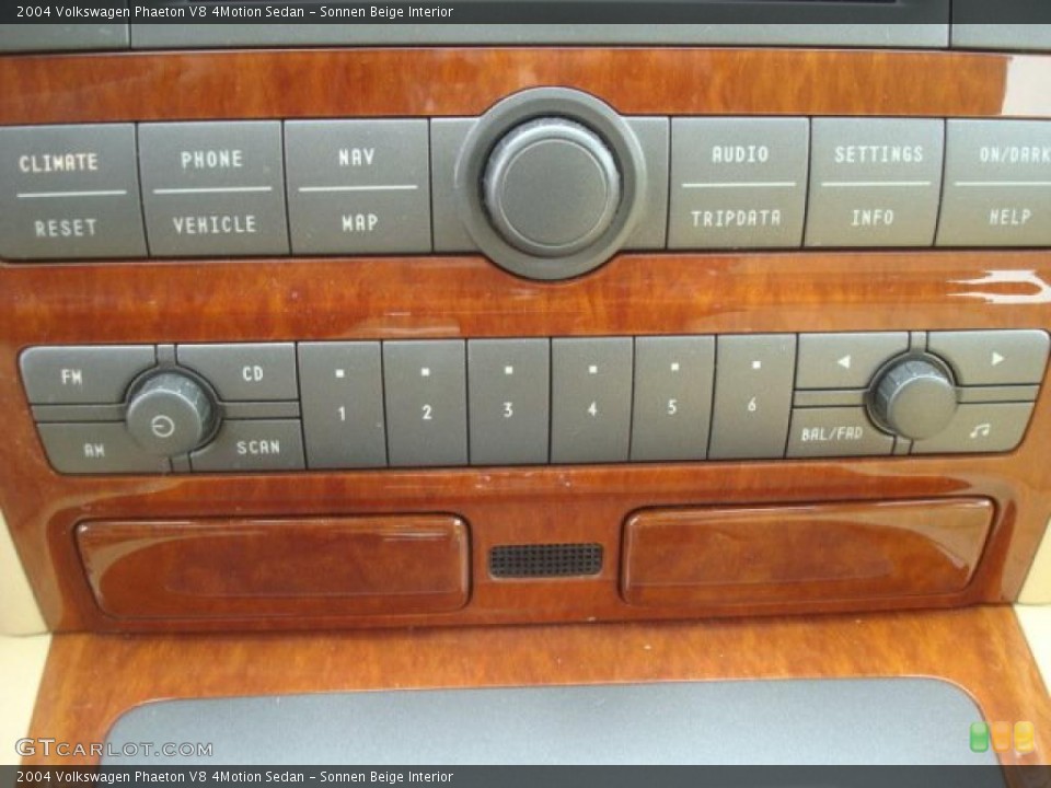 Sonnen Beige Interior Controls for the 2004 Volkswagen Phaeton V8 4Motion Sedan #45951540