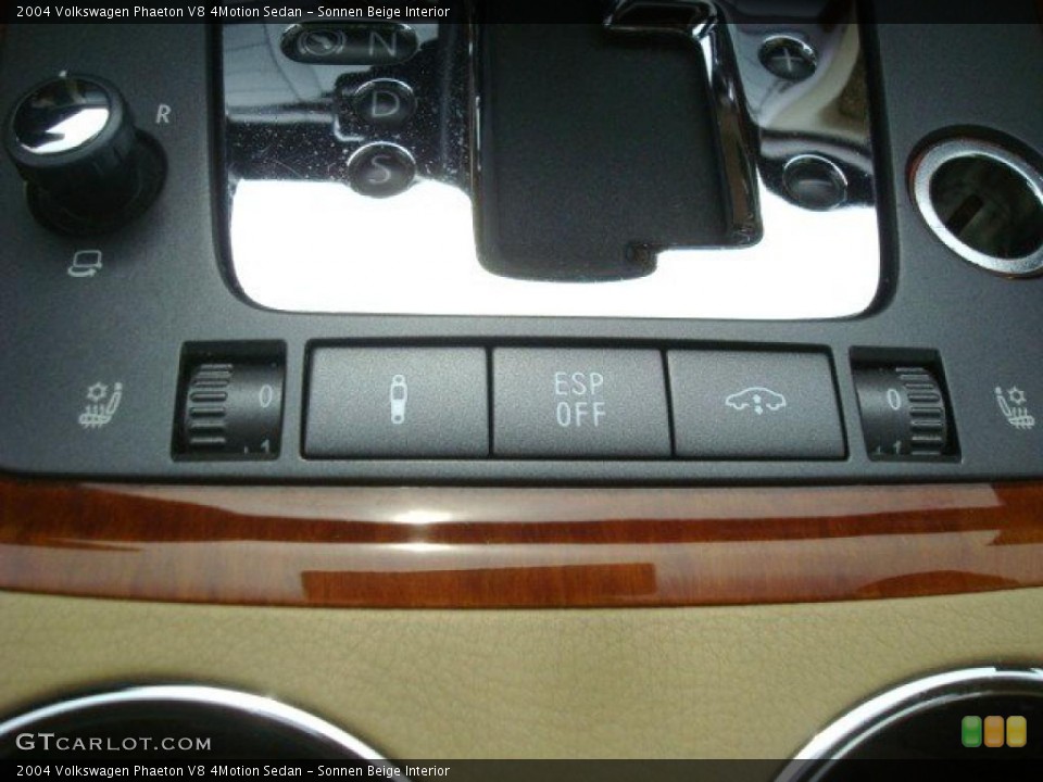 Sonnen Beige Interior Controls for the 2004 Volkswagen Phaeton V8 4Motion Sedan #45951549