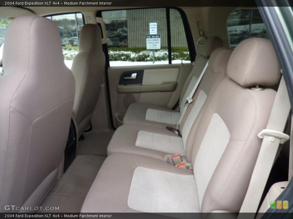 Medium Parchment Interior Photo for the 2004 Ford Expedition XLT 4x4 #46010602